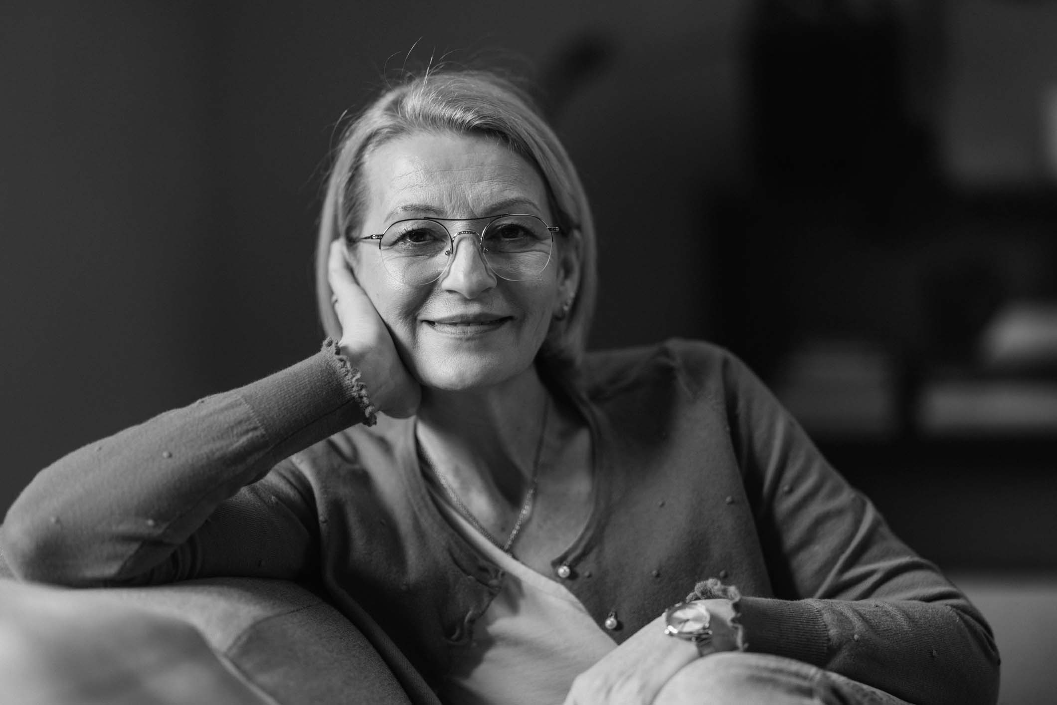 Frau mit Brille am Laptop – Optikhaus Blandfort Frau mit Brille am Laptop – Optikhaus Blandfort